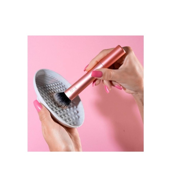✨HOST PICK✨ IT brush and Real Techniques brush cleaning palette set - Picture 4 of 6
